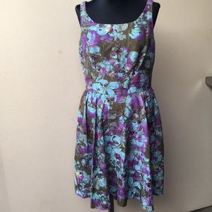 Gorgeous floral slightly structured dress.